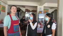 ทน.แม่สอด จัดประชุมคณะกรรมการศูนย์ปฏิบัติการควบคุมโรคเทศบาลนครแม่สอดและออกตรวจสถานประกอบการต่างๆและสถานศึกษาในเขตเทศบาล