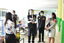 ทน.แม่สอด จัดประชุมคณะกรรมการศูนย์ปฏิบัติการควบคุมโรคเทศบาลนครแม่สอดและออกตรวจสถานประกอบการต่างๆและสถานศึกษาในเขตเทศบาล