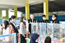 ทน.แม่สอด จัดประชุมคณะกรรมการศูนย์ปฏิบัติการควบคุมโรคเทศบาลนครแม่สอดและออกตรวจสถานประกอบการต่างๆและสถานศึกษาในเขตเทศบาล