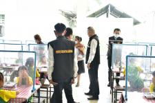 ทน.แม่สอด จัดประชุมคณะกรรมการศูนย์ปฏิบัติการควบคุมโรคเทศบาลนครแม่สอดและออกตรวจสถานประกอบการต่างๆและสถานศึกษาในเขตเทศบาล