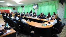 ทน.แม่สอด จัดประชุมคณะกรรมการศูนย์ปฏิบัติการควบคุมโรคเทศบาลนครแม่สอดและออกตรวจสถานประกอบการต่างๆและสถานศึกษาในเขตเทศบาล