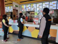 ทน.แม่สอด จัดประชุมคณะกรรมการศูนย์ปฏิบัติการควบคุมโรคเทศบาลนครแม่สอดและออกตรวจสถานประกอบการต่างๆและสถานศึกษาในเขตเทศบาล