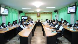 ทน.แม่สอด จัดประชุมคณะกรรมการศูนย์ปฏิบัติการควบคุมโรคเทศบาลนครแม่สอดและออกตรวจสถานประกอบการต่างๆและสถานศึกษาในเขตเทศบาล