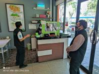 ทน.แม่สอด จัดประชุมคณะกรรมการศูนย์ปฏิบัติการควบคุมโรคเทศบาลนครแม่สอดและออกตรวจสถานประกอบการต่างๆและสถานศึกษาในเขตเทศบาล