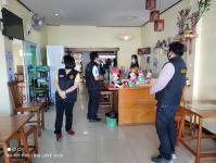 ทน.แม่สอด จัดประชุมคณะกรรมการศูนย์ปฏิบัติการควบคุมโรคเทศบาลนครแม่สอดและออกตรวจสถานประกอบการต่างๆและสถานศึกษาในเขตเทศบาล