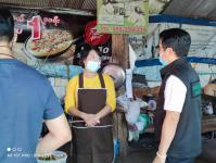 ทน.แม่สอด จัดประชุมคณะกรรมการศูนย์ปฏิบัติการควบคุมโรคเทศบาลนครแม่สอดและออกตรวจสถานประกอบการต่างๆและสถานศึกษาในเขตเทศบาล