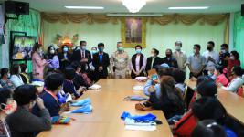 ทน.แม่สอด จัดโครงการฝึกอาชีพให้ความรู้ชุมชนในเขตเทศบาลนครแม่สอด หลักสูตรดอกไม้ประดิษฐ์จากริบบิ้นผ้า