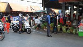 เทศบาลนครแม่สอดร่วมกับอำเภอแม่สอด จัดระเบียบตลาดในเขตเทศบาลนครแม่สอด