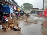 ทน.แม่สอดล้างตลาดในเขตเทศบาลนครแม่สอด