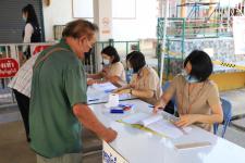 ปลัดเทศบาลพร้อมด้วยหัวหน้าส่วนราชการ เข้าตรวจเยี่ยมหน่วยเลือกตั้งสมาชิกสภาเทศบาลและนายกเทศมนตรีนครแม่สอด