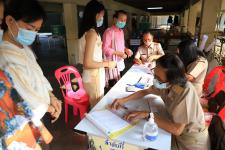 ปลัดเทศบาลพร้อมด้วยหัวหน้าส่วนราชการ เข้าตรวจเยี่ยมหน่วยเลือกตั้งสมาชิกสภาเทศบาลและนายกเทศมนตรีนครแม่สอด