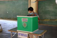 ปลัดเทศบาลพร้อมด้วยหัวหน้าส่วนราชการ เข้าตรวจเยี่ยมหน่วยเลือกตั้งสมาชิกสภาเทศบาลและนายกเทศมนตรีนครแม่สอด