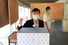 ปลัดเทศบาลพร้อมด้วยหัวหน้าส่วนราชการ เข้าตรวจเยี่ยมหน่วยเลือกตั้งสมาชิกสภาเทศบาลและนายกเทศมนตรีนครแม่สอด