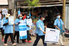 ทน.แม่สอด ร่วมกับ รพ.แม่สอด เดินรณรงค์เชิญชวนให้ประชาชนเข้ารับการฉีดวัคซีนโควิด-19