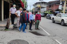 ทน.แม่สอด ลงพื้นที่แก้ไขปัญหาไฟจราจร และท่อระบายน้ำ ในเขตเทศบาลนครแม่สอด