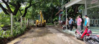 ทน.แม่สอด ลงพื้นที่ปรับผิวถนนป้องกันน้ำท่วมขัง