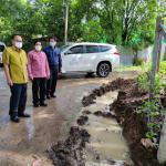 ทน.แม่สอด ลงพื้นที่ปรับผิวถนนป้องกันน้ำท่วมขัง