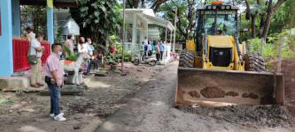 ทน.แม่สอด ลงพื้นที่ปรับผิวถนนป้องกันน้ำท่วมขัง