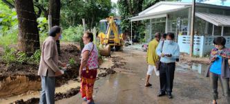 ทน.แม่สอด ลงพื้นที่ปรับผิวถนนป้องกันน้ำท่วมขัง