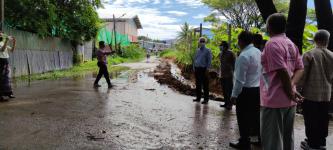 ทน.แม่สอด ลงพื้นที่ปรับผิวถนนป้องกันน้ำท่วมขัง