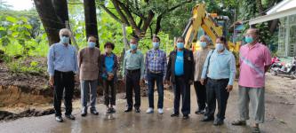 ทน.แม่สอด ลงพื้นที่ปรับผิวถนนป้องกันน้ำท่วมขัง