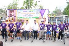 นายเจริญฤทธิ์ สงวนสัตย์ ผู้ว่าราชการจังหวัดตาก เป็นประธานพิธีเปิด กิจกรรมการปั่นจักรยานมิตรภาพไทย-เมียนมา 2 แผ่นดิน Bike For Two Country-Sister City Maesot-Myawaddy โดยได้รับเกียรติจาก นายสุทธา สายวาณิชย์ รองผู้ว่าราชการจังหวัดตาก นายธนยศ ปานขาว นายอำเภอแ