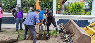 ทน.แม่สอด ลงพื้นที่แก้ปัญหาทางระบายน้ำในเขตเทศบาลนครแม่สอด