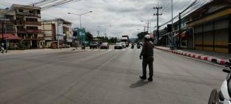 ทน.แม่สอด ลงพื้นที่ปรับปรุงถนนสี่แยกไฟแดงวัดดอนแก้ว
