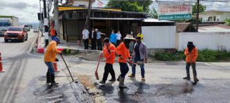 ทน.แม่สอด ลงพื้นที่ปรับปรุงถนนสี่แยกไฟแดงวัดดอนแก้ว