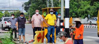 ทน.แม่สอด ลงพื้นที่ปรับปรุงถนนสี่แยกไฟแดงวัดดอนแก้ว