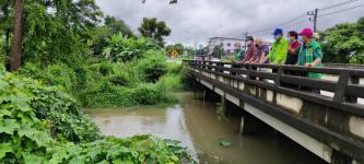 ทน.แม่สอด ลงพื้นที่สำรวจระดับน้ำในลำห้วยในเขตเทศบาลนครแม่สอด 