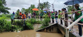 ทน.แม่สอด ลงพื้นที่สำรวจระดับน้ำในลำห้วยในเขตเทศบาลนครแม่สอด 