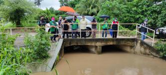 ทน.แม่สอด ลงพื้นที่สำรวจระดับน้ำในลำห้วยในเขตเทศบาลนครแม่สอด 