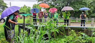 ทน.แม่สอด ลงพื้นที่สำรวจระดับน้ำในลำห้วยในเขตเทศบาลนครแม่สอด 