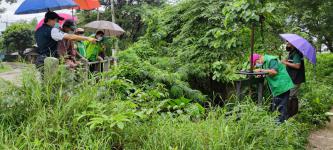 ทน.แม่สอด ลงพื้นที่สำรวจระดับน้ำในลำห้วยในเขตเทศบาลนครแม่สอด 