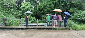 ทน.แม่สอด ลงพื้นที่สำรวจระดับน้ำในลำห้วยในเขตเทศบาลนครแม่สอด 