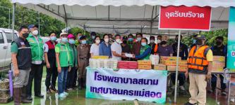 ประชาชนสนับสนุนอาหาร เครื่องดื่ม อุปกรณ์ทางการแพทย์แก่โรงพยาบาลสนามเทศบาลนครแม่สอด