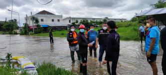 ทน.แม่สอด ลงพื้นที่แก้ไขปัญหาน้ำท่วมในเขตเทศบาลนครแม่สอด