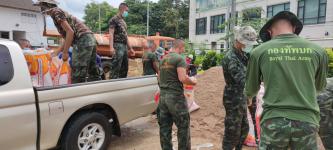 งานป้องกันและบรรเทาสาธารณภัยนครแม่สอด ร่วมกับหน่วยเฉพาะกิจกรมทหารราบที่ 4 บรรจุกระสอบทรายหยาบเตรียมมอบประชาชนในเขตเทศบาลนครแม่สอด