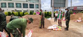 งานป้องกันและบรรเทาสาธารณภัยนครแม่สอด ร่วมกับหน่วยเฉพาะกิจกรมทหารราบที่ 4 บรรจุกระสอบทรายหยาบเตรียมมอบประชาชนในเขตเทศบาลนครแม่สอด