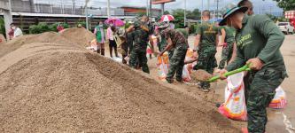 งานป้องกันและบรรเทาสาธารณภัยนครแม่สอด ร่วมกับหน่วยเฉพาะกิจกรมทหารราบที่ 4 บรรจุกระสอบทรายหยาบเตรียมมอบประชาชนในเขตเทศบาลนครแม่สอด