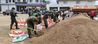 งานป้องกันและบรรเทาสาธารณภัยนครแม่สอด ร่วมกับหน่วยเฉพาะกิจกรมทหารราบที่ 4 บรรจุกระสอบทรายหยาบเตรียมมอบประชาชนในเขตเทศบาลนครแม่สอด