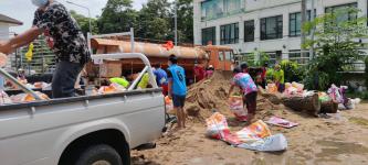 งานป้องกันและบรรเทาสาธารณภัยนครแม่สอด ร่วมกับหน่วยเฉพาะกิจกรมทหารราบที่ 4 บรรจุกระสอบทรายหยาบเตรียมมอบประชาชนในเขตเทศบาลนครแม่สอด