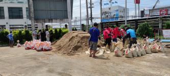 งานป้องกันและบรรเทาสาธารณภัยนครแม่สอด ร่วมกับหน่วยเฉพาะกิจกรมทหารราบที่ 4 บรรจุกระสอบทรายหยาบเตรียมมอบประชาชนในเขตเทศบาลนครแม่สอด