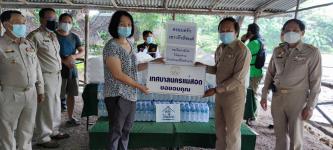 ประชาชน มอบอาหาร น้ำดื่ม แก่โรงพยาบาลสนามเทศบาลนครแม่สอด