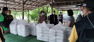 ประชาชน มอบอาหาร น้ำดื่ม แก่โรงพยาบาลสนามเทศบาลนครแม่สอด