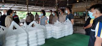 ประชาชน มอบอาหาร น้ำดื่ม แก่โรงพยาบาลสนามเทศบาลนครแม่สอด