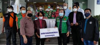 ประชาชน มอบอาหาร น้ำดื่ม แก่โรงพยาบาลสนามเทศบาลนครแม่สอด