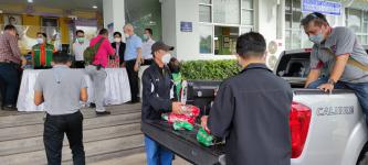 ประชาชน มอบอาหาร น้ำดื่ม แก่โรงพยาบาลสนามเทศบาลนครแม่สอด