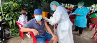 ทน.แม่สอด ร่วมกับ รพ.แม่สอด ลงพื้นที่ฉีดวัคซีนป้องกันการแพร่ระบาดโรคติดเชื้อไวรัสโคโรน่า 2019 (โควิด-19) 